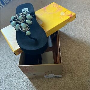 Yellow Box Phile sandal size 8.5 NIB black with Aqua stones